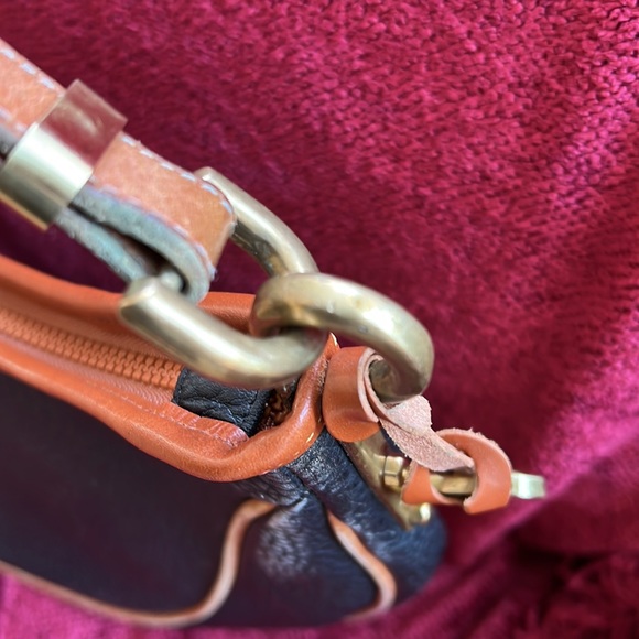 VINTAGE - Dooney & Bourke Large Leather Shoulder Bag - Picture 5 of 12